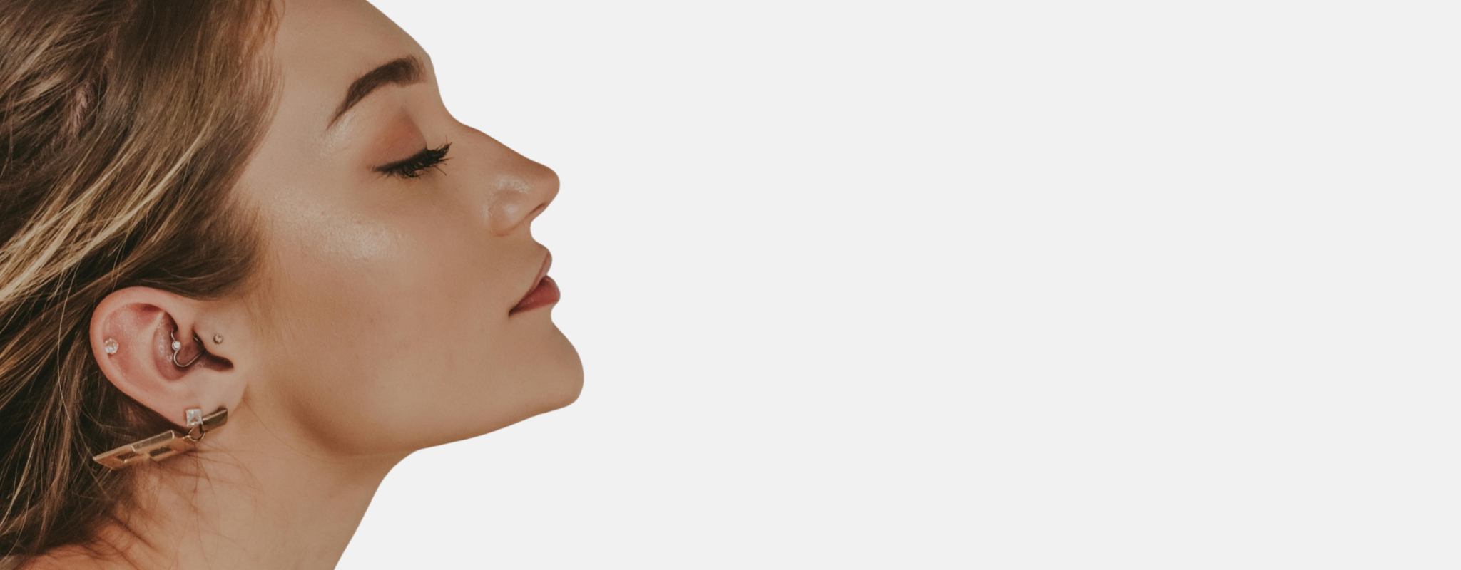 Femme souriante portant le masque amincissant visage Hello Sculpt – solution naturelle pour réduire le double menton